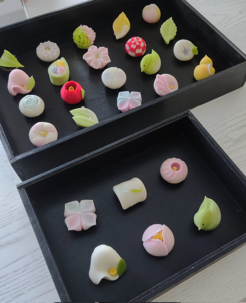 wagashi_sanchan's tweet photo. 練り切りレッスン終了
3度目の招集を受けて本日朝から1日レッスン。コロナ明けて初だったけど皆様お元気そうで何より✨
さてと、帰って直接販売の仕込みしまーす https://t.co/x1VC8AyAix