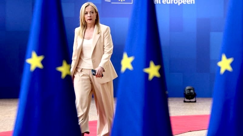 lucioalessio's tweet photo. Perchè l’Italia è rimasta isolata a Bruxelles? “Non sorretta da un’elaborazione culturale adeguata, Giorgia Meloni ha finito per procedere ambiguamente, ma con l’ambiguità non si esce da un vicolo cieco” [Sergio Fabbrini - Il Sole 24 Ore - 7 luglio 2024]. #Europa #ReteBianca https://t.co/wGfhOU3SRg