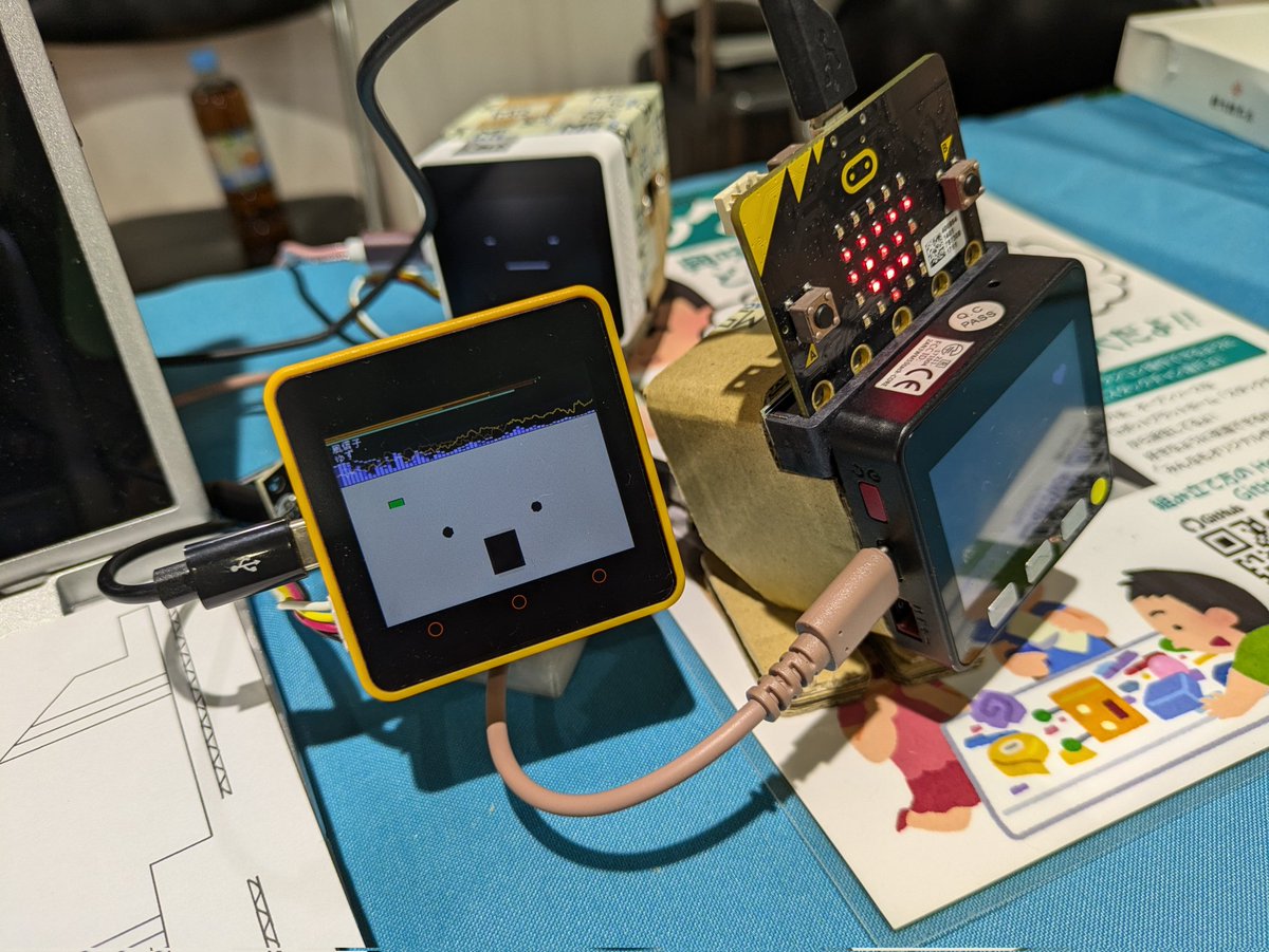 610t's tweet image. 最終的にこの3人の #ｽﾀｯｸﾁｬﾝ に落ち着いた。
おからだ的には、タカオ版、MDF版、ダンボール版。
頭脳的には、Bluetooth版、AI版、Stack-chan_bit版。
#TechSeeker #ProtoPedia ブース。