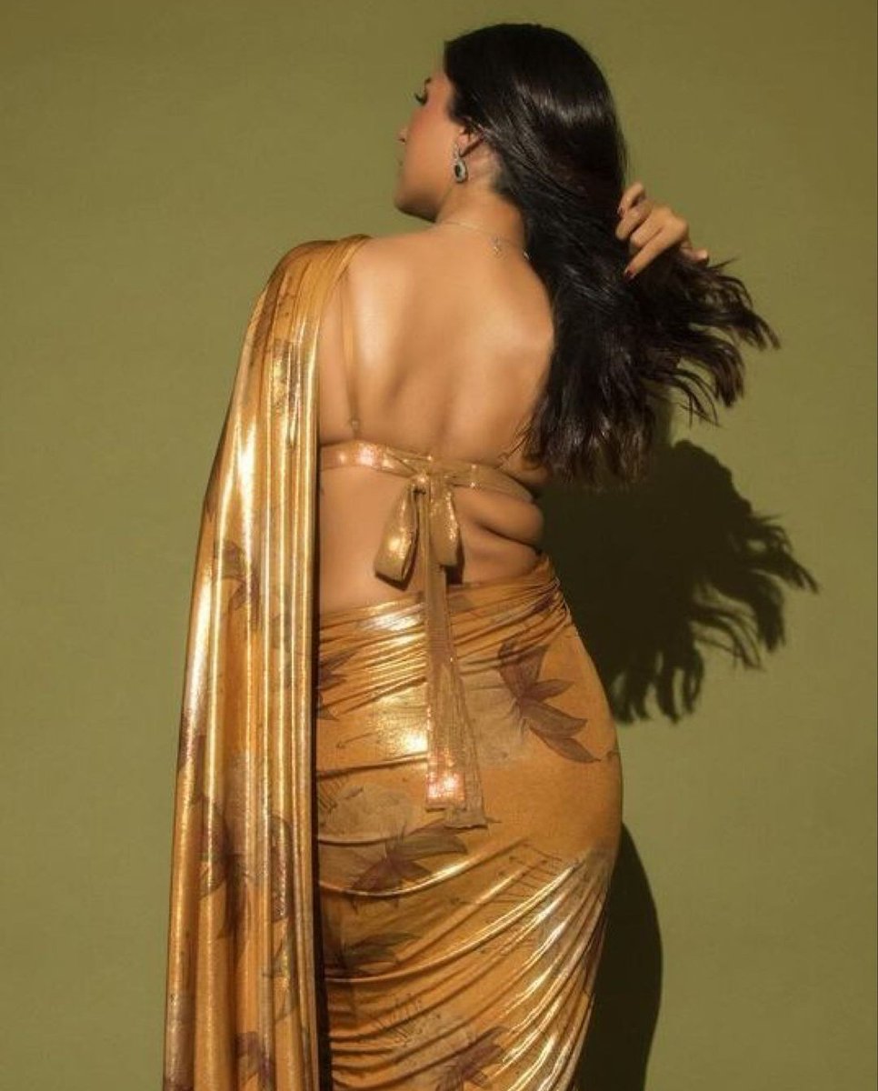 filmfare's tweet photo. Guess who?

#Celebs https://t.co/yLtB2ZiVxV