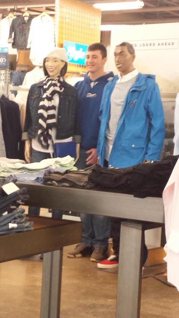 EnzoSac16's tweet photo. See if you can spot the 27 year old mannequin 
@ClarkeTwentyTwo https://t.co/GkjGyIG4hG