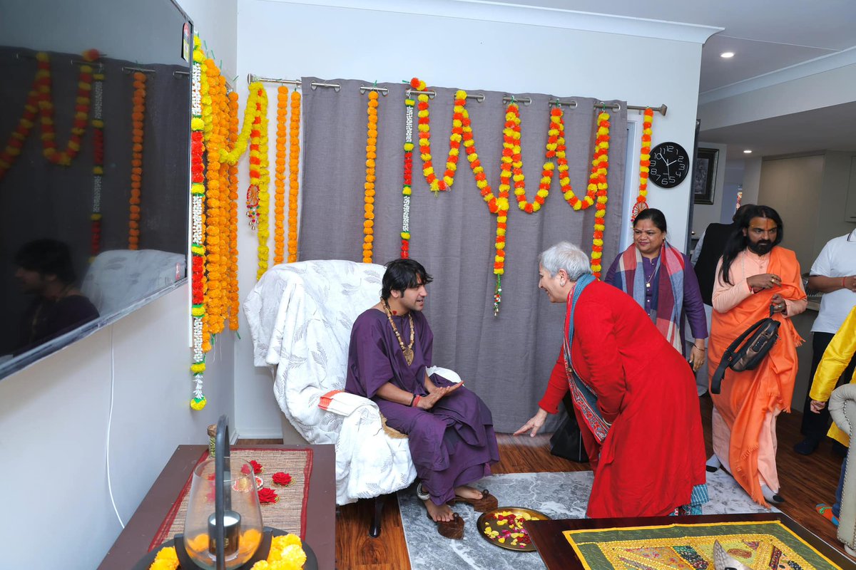 bageshwardham's tweet image. सिडनी से ब्रिसबेन पहुँचे पूज्य सरकार…गुरुबहन सोमा नायर जी एवं पूज्य निरंजन स्वामी जी एवं ब्रिसबेन भक्त मंडल ने पूज्य सरकार का स्वागत किया….निवास पहुँचे पूज्य सरकार….