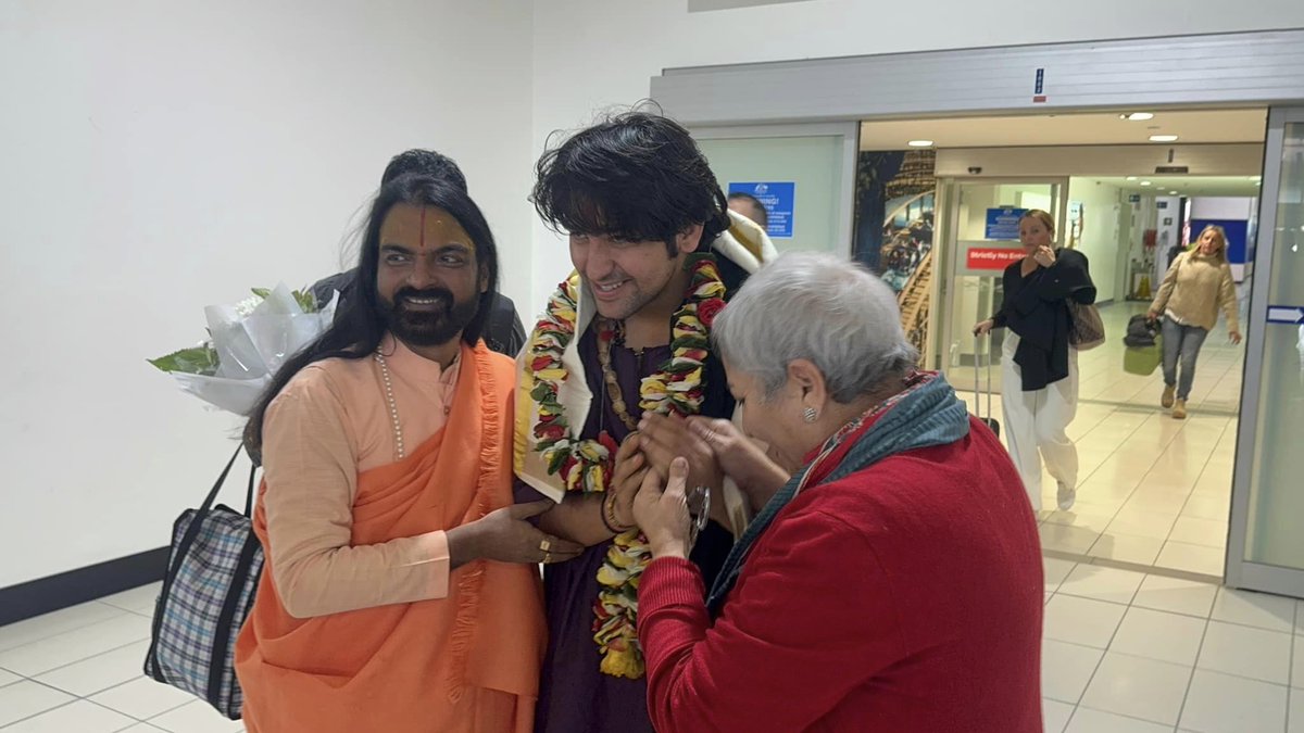 bageshwardham's tweet image. सिडनी से ब्रिसबेन पहुँचे पूज्य सरकार…गुरुबहन सोमा नायर जी एवं पूज्य निरंजन स्वामी जी एवं ब्रिसबेन भक्त मंडल ने पूज्य सरकार का स्वागत किया….निवास पहुँचे पूज्य सरकार….