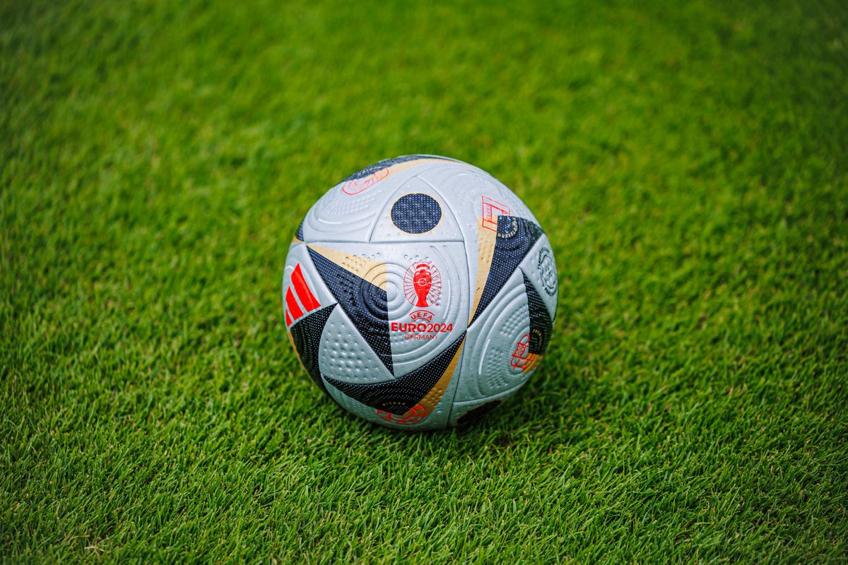 🇩🇪 Los colores del país anfitrión. 

👩🏼‍🔬 La tecnología más avanzada. 

🥹 Ese toque plateado que nos trae tan buenos recuerdos del EUROPASS de la Eurocopa de 2008... 

⚽️ Os presentamos el balón <a href="/adidas_ES/">adidas_ES</a> Fussballliebe Finale.

ℹ️ rfef.es/es/noticias/la…

#VamosEspaña | #EURO2024