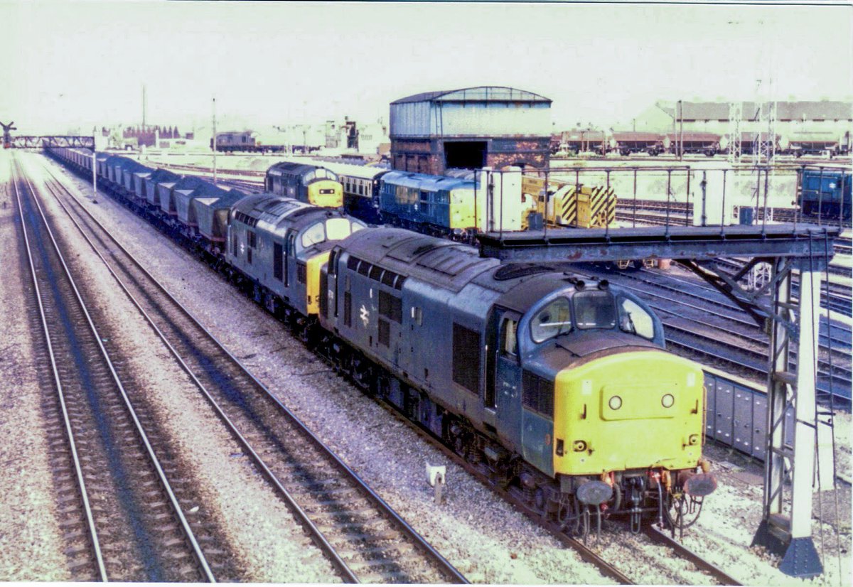 On this day in 1985.

37257+37280 head west with a full MGR  of 35 loaded HAA’s passing Canton depot on the 7.7.1985 ©️ NH