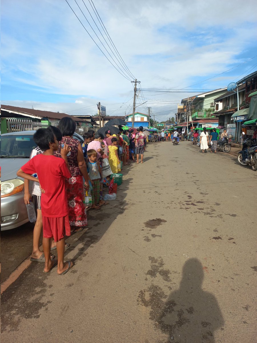 htwenge's tweet photo. People in Mon State ( from kids to old) lined up early this morning, so that they can buy some "cheap" cooking oil. One of recent images in military-ruled #Myanmar. It was hurtful to see this. 
#WhatsHappeninglnMyanmar https://t.co/8HyNTq9AVp
