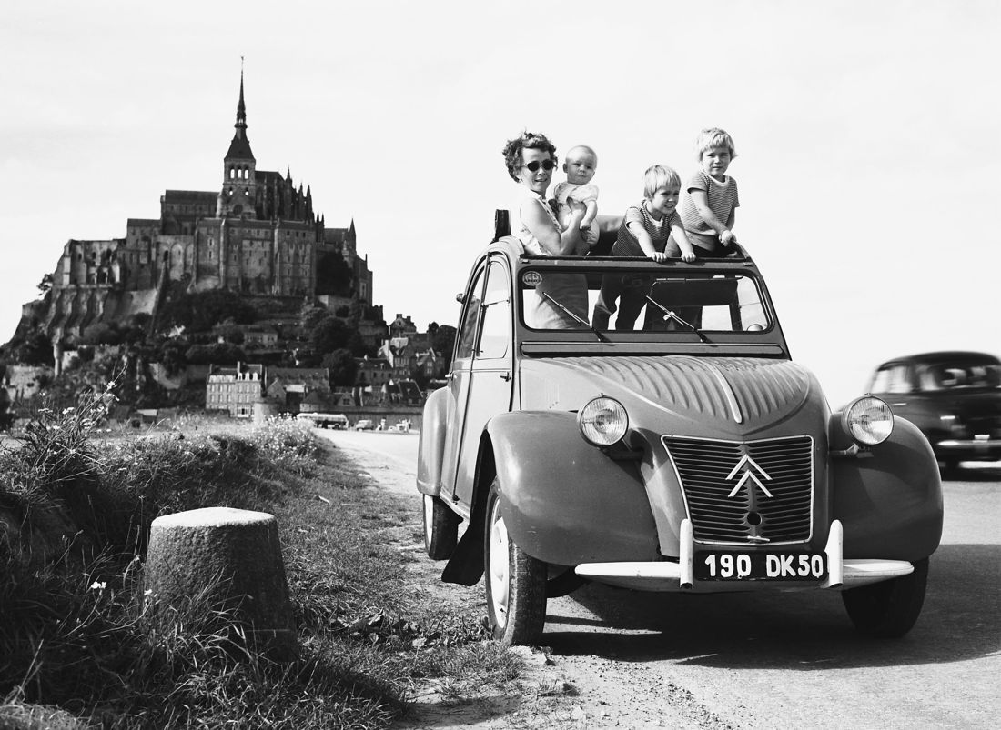 En 1937, Citroën pidió a sus ingenieros que diseñaran un coche que pudiera transportar a dos campesinos y 50 kilos de patatas o una barrica de vino, a una velocidad máxima de 60 kilómetros por hora. Así nacía el legendario Citroën 2 CV. Tira del hilo 🧵👇🏽👇🏽👇🏽