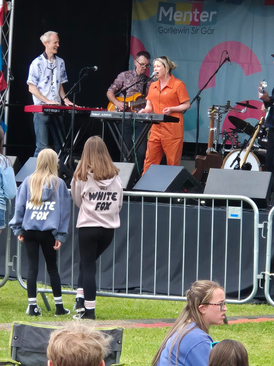 Diolch @Gwylcanoldre am gig hyfryd ddoe. Wedi cael gymaint o hwyl ar y llwyfan gyda fy mêts talentog 🥰❤️ Such fun getting back to playing music this week - it's been a while! Love my band 🥰❤️