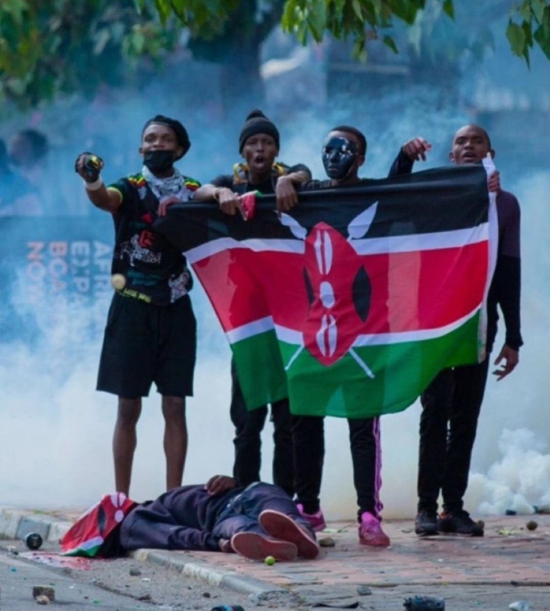 Can we have 10k retweets for this photo? 5k for that fallen hero, 3k for the flag, and 2k for the 4 patriots in the photo?