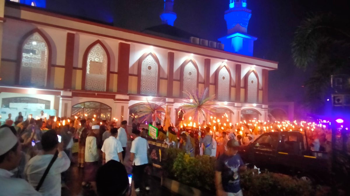 Pengamanan pawai obor menyambut tahun baru Islam 1446 H di Kelurahan Pondok Ranji oleh Aiptu Andy Susilo dan Aiptu Hartanto Widodo