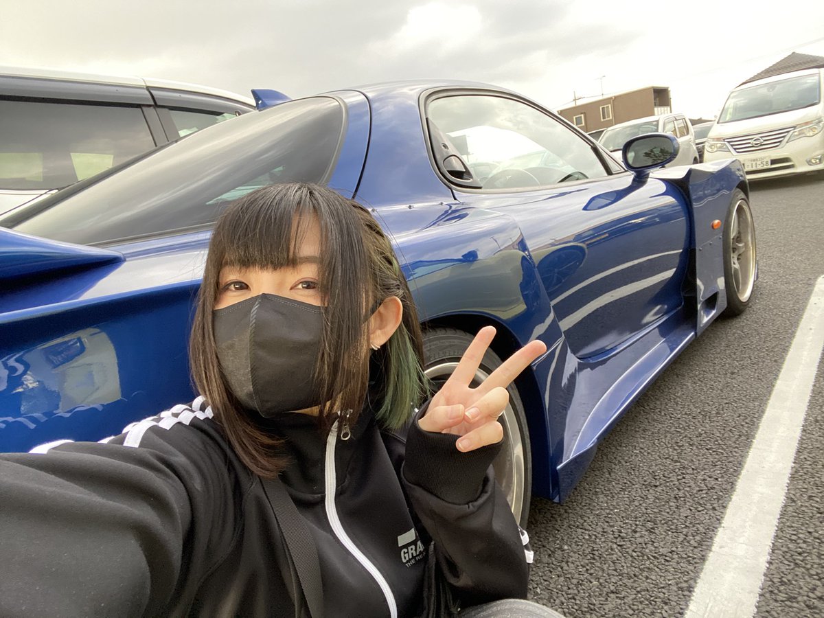 先日信号待ちしてた時の事。 目の前の横断歩道を歩いてた青年が窓全開