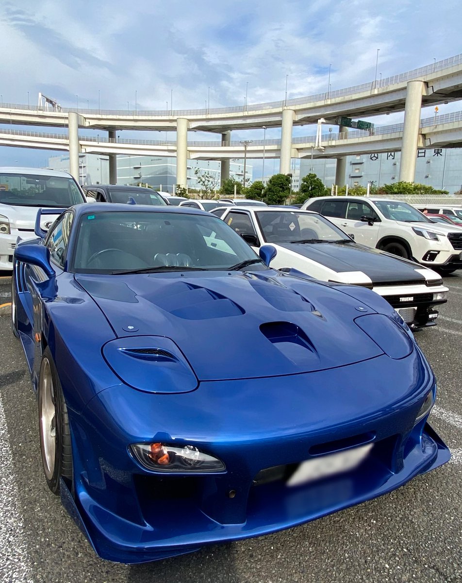 先日信号待ちしてた時の事。 目の前の横断歩道を歩いてた青年が窓全開