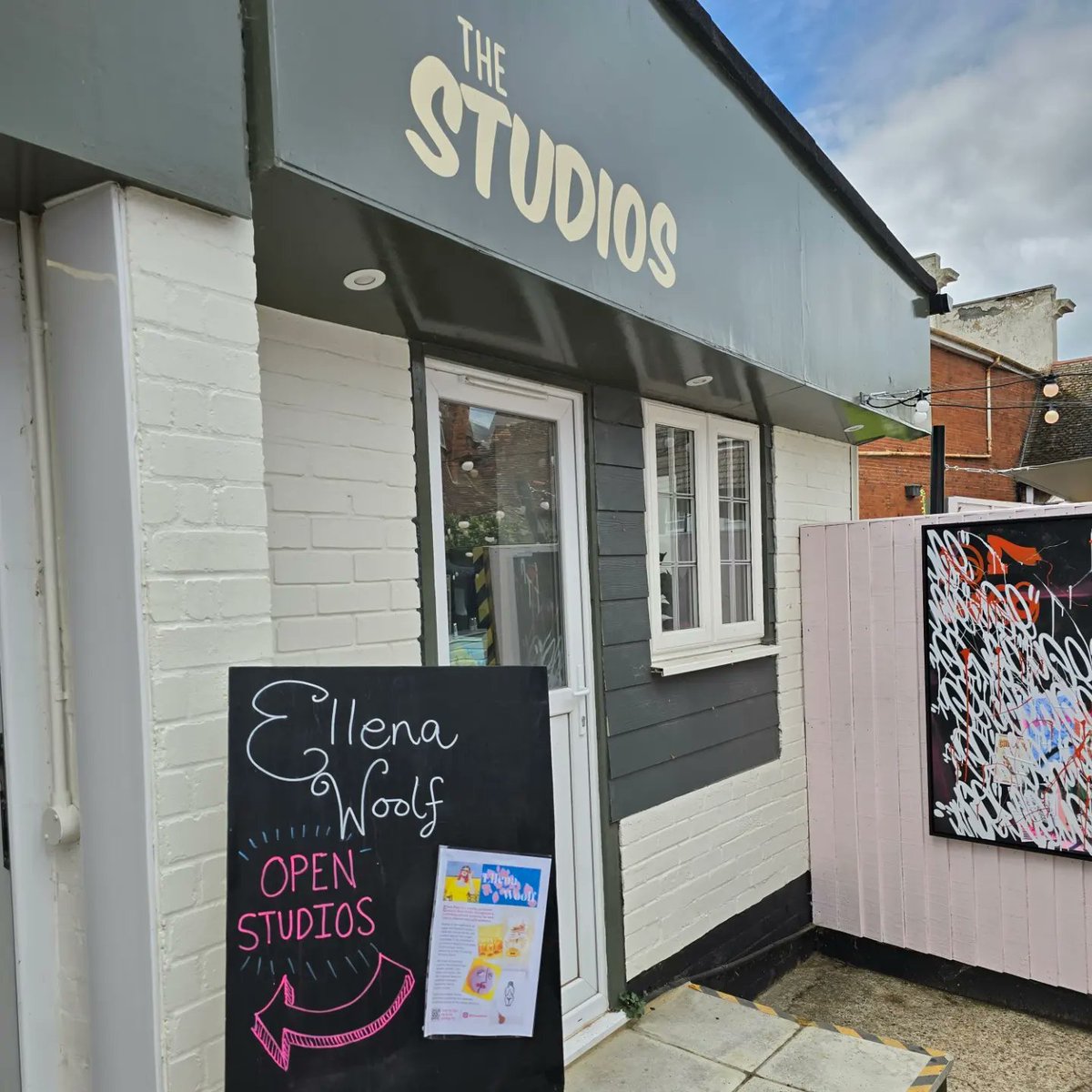 EssexStyleUK's tweet photo. Checked out #artaroundthewalls in #manningtree in venues like @winylshop. Loved the @JohnConstableRA landscapes and trees by #alexandraoliver and collages of music artists like @amywinehouse by #tonyrobbins out of old vinyl. Loved #annesimmonds art deco style portraits as well. https://t.co/PLQAOfTfm9
