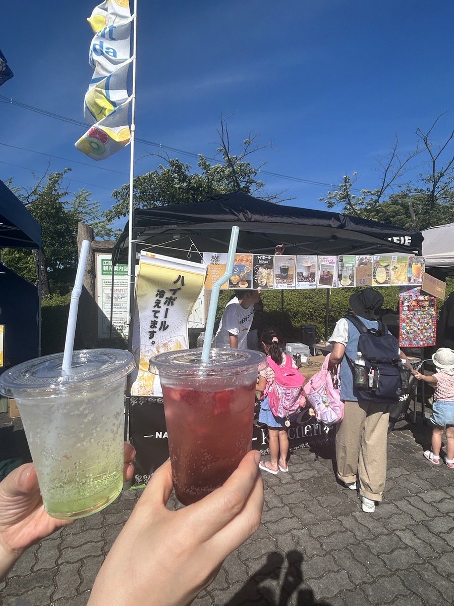 Chuyanokutu's tweet photo. からあげFESTAin竹取公園①
からあげは晩御飯に🍺

 #onnawautsuwa 古都華ピスタチオパイ美容氷🍧ピスタチオのクリームがめっちゃ美味しいです♡

 #PilotCoffee カフェバー的なお店で近々飲みに行きたい🍸
ベリー、青リンゴソーダで爽やか〜🍏

ソーダを持つ手若く見える?!
かき氷は娘の可愛い手♡ https://t.co/lY2V9bmGzH