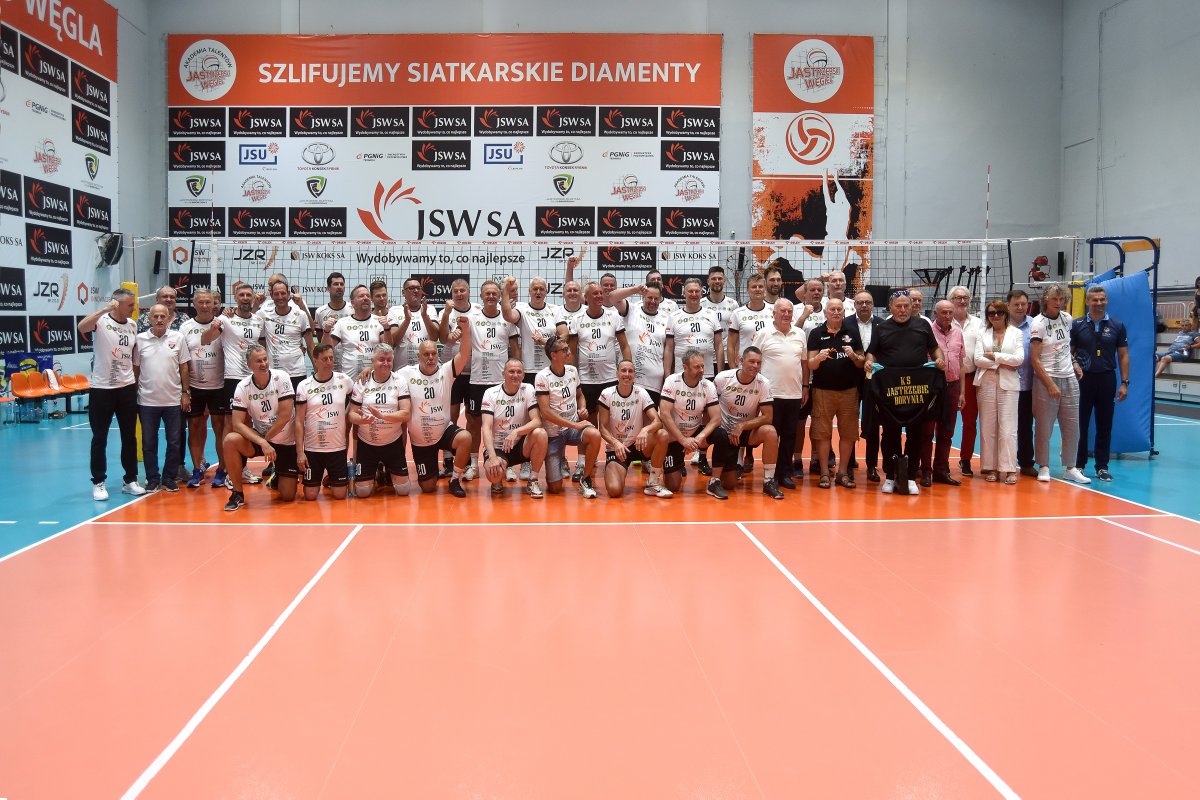 KlubJW's tweet photo. Wczoraj w hali sportowej w Szerokiej odbył się mecz z okazji 20-tej rocznicy zdobycia przez Ivett Jastrzębie Borynia Mistrzostwa Polski. Przybyli dawni mistrzowie z trenerem Igorem Prielożnym na czele, ale też wiele innych wspaniałych osobistości związanych z naszym Klubem🔝 https://t.co/WxjzSyBYkO