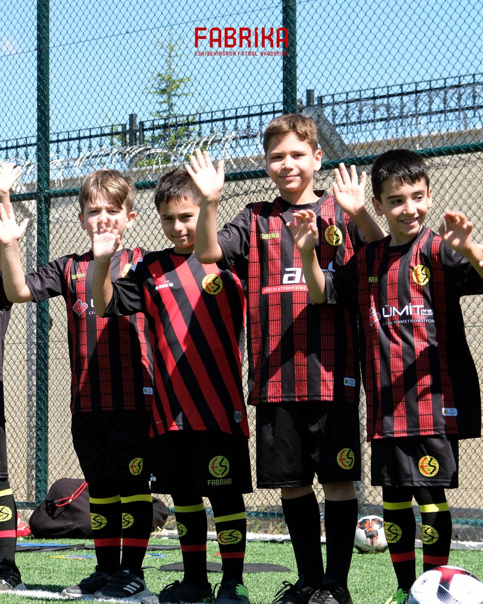 fabrikaakademi's tweet photo. 🌞⚽️ Fabrika Futbol Okulu Yaz Dönemi İlk Antrenmanı Başladı 🎉🤩

KAYITLARIMIZ DEVAM EDİYOR!

Detaylı Bilgi İçin: 0546 124 2626

Adres:
Esentepe Mah, Çevre Yolu, Eskişehirspor Vali Hanefi Demirkol Tesisleri, 26210 Tepebaşı/Eskişehir https://t.co/eNeY1bRRli