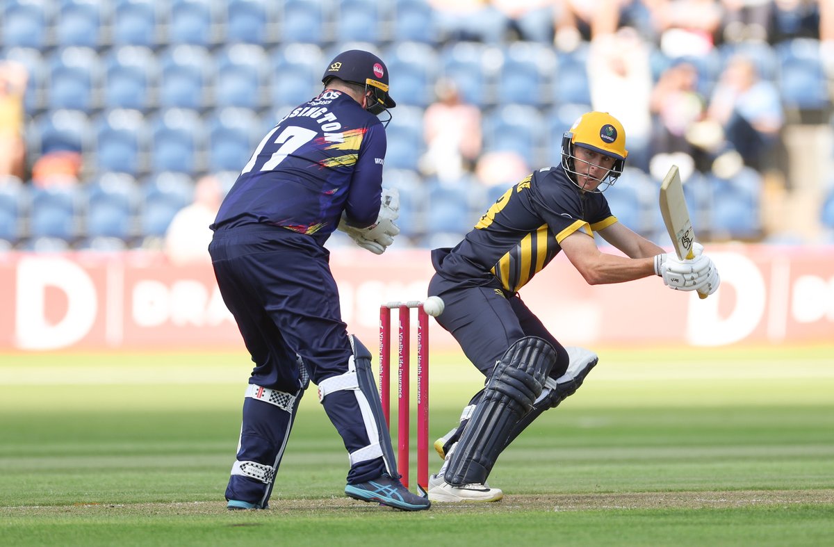 GlamCricket's tweet photo. At the halfway stage, we are 70/3
Labuschagne (26*), Ingram (4*)
Watch live π https://t.co/9Ib35Uz5ZB
#OhGlammyGlammy | #GLAvESS https://t.co/gwWDTUAVNl
