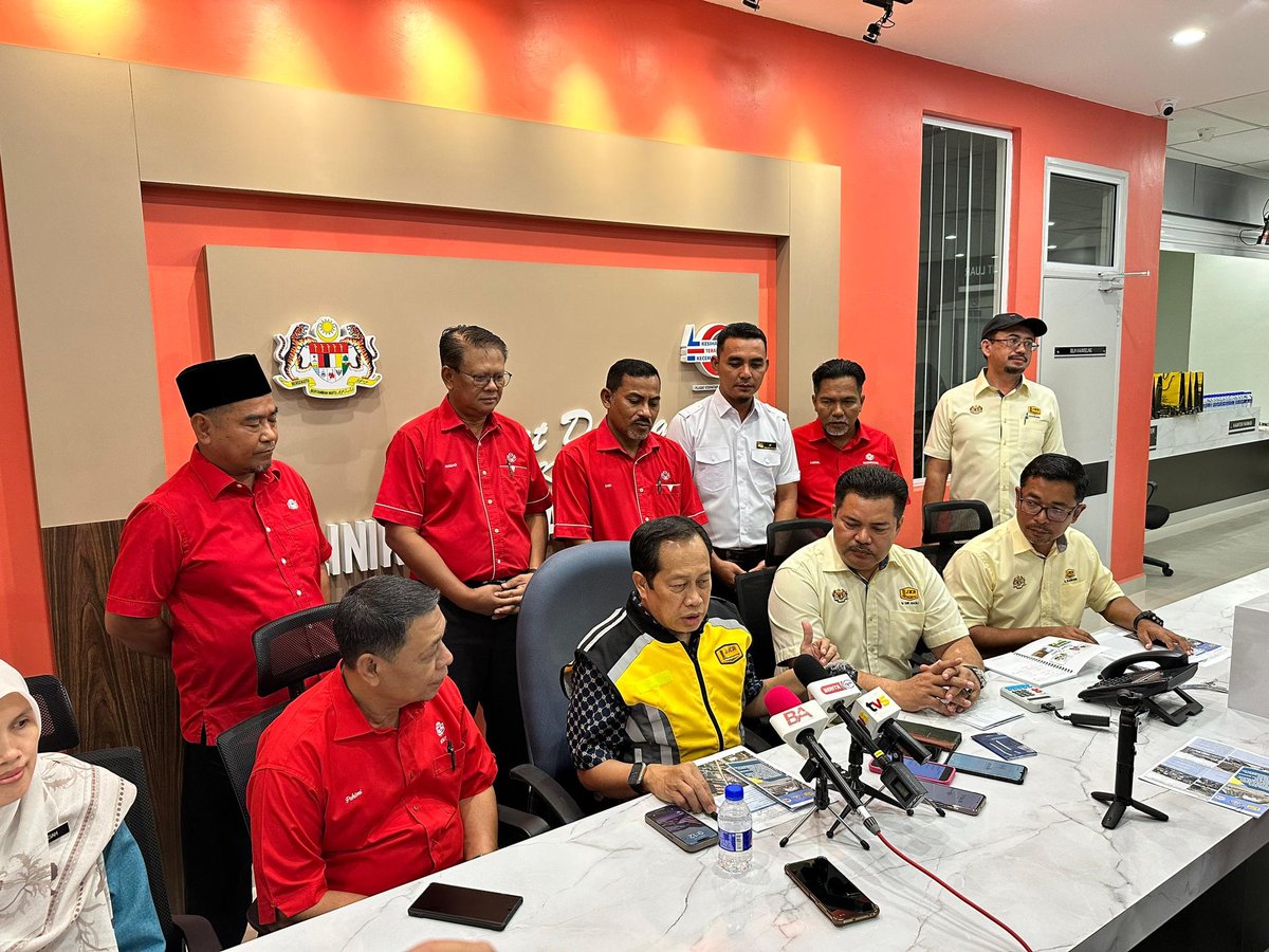 07-07-2024 | Tinjauan oleh YB Timbalan Menteri Kerja Raya Datuk Seri Haji Ahmad bin Haji Maslan ke Daerah Besut bersama Pengarah Kerja Raya Negeri Terengganu, Ir. Dr. Hasli bin Ibrahim dan Jurutera Daerah JKR Besut, Ir. Mohd Izainudin bin Ibrahim.