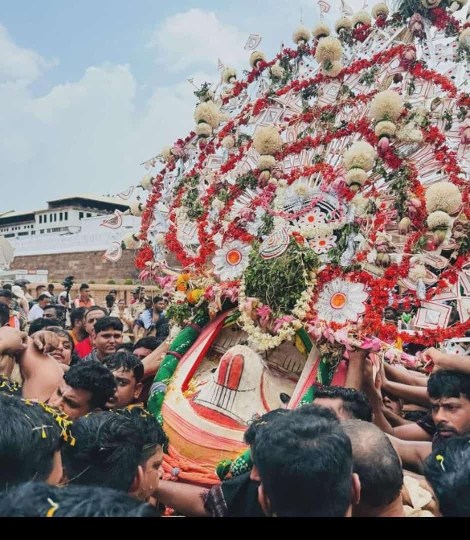 KrushnaChPanda's tweet photo. #HappyRathYatra #RathaJatra #happyrathyatra2024 #rathyatra #RathYatra2024 #rathyatrafestival #jaijagannath #JaiJagannathSwami #jagannath #puri #jagannathpuri #lordjagannath #ରଥଯାତ୍ରା #ଘୋଷଯାତ୍ରା #ରଥ #photooftheday2024 #Odisha #indianfestival #carfestival https://t.co/J6Fk7RwrrD