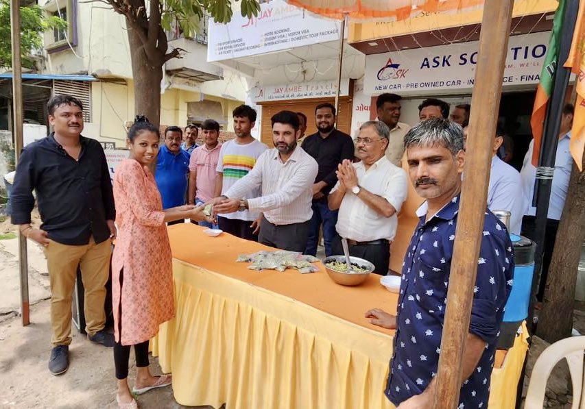 vinaydesaibjp's tweet photo. આ કાર્યક્રમમાં ધારાસભ્ય શ્રી @amulbhattbjp, કોર્પોરેટરશ્રીઓ, સ્વામિનારાયણ સંપ્રદાયના સંતો અને યુવા મોરચાના કાર્યકર્તાઓ ઉપસ્થિત રહ્યા. https://t.co/365jmETlAx