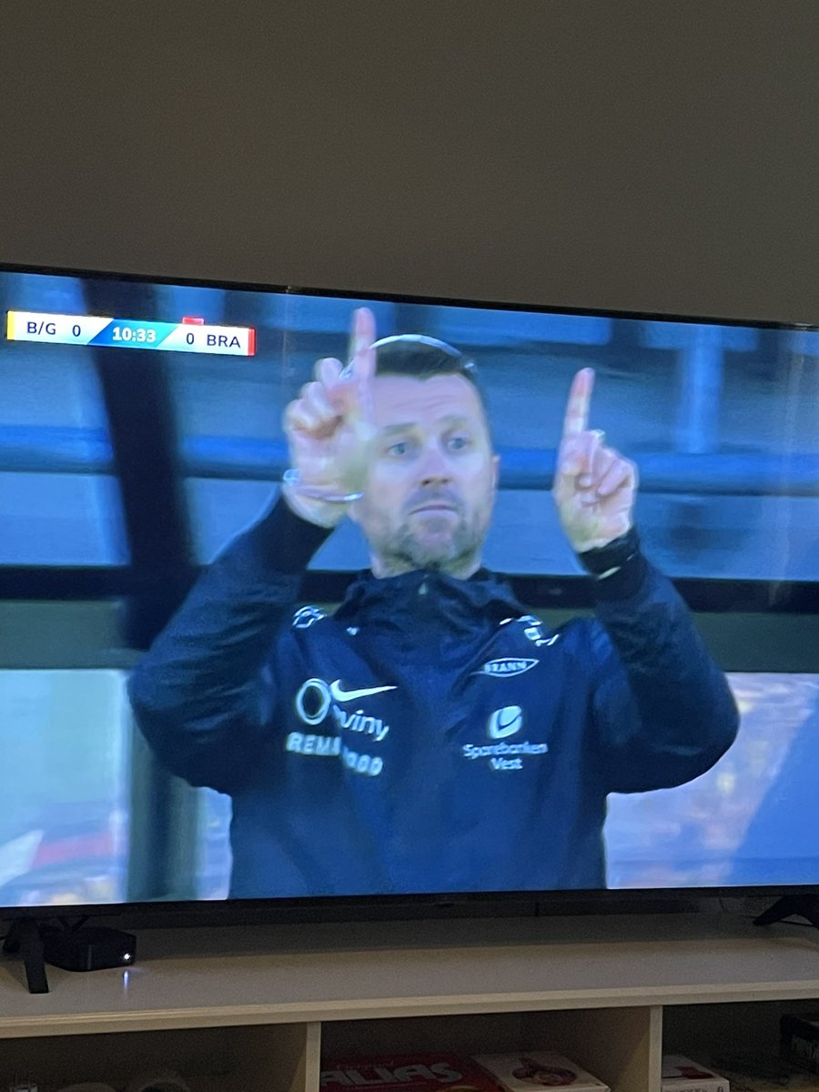 Erik Horneland signaliserer til laget hvor mange gule kort som gir rødt. Burde kanskje sagt det FØR kampen