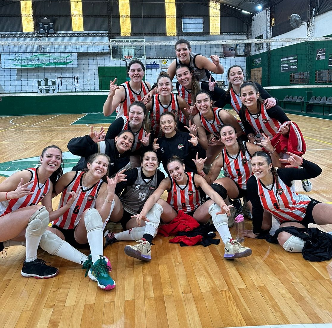 EdelpVoley's tweet photo. #Superfecha Sub 21 | ¡Triunfo ante Gimnasia en el clásico y a semifinales 😁 🦁🇦🇹!
El próximo martes 9, por un lugar en la final contra Vélez en el Parque Olímpico 🙌 https://t.co/3EKBwXchUV