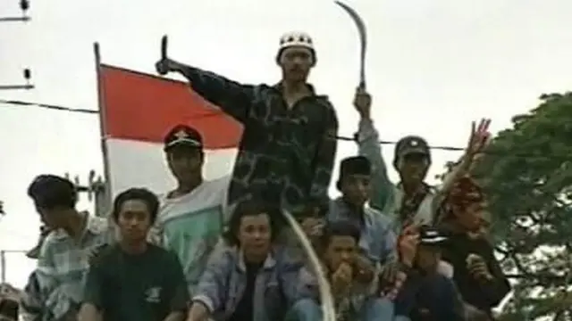neohistoria_id's tweet photo. Pada tahun 1998, Banyuwangi menjadi gempar karena serangkaian pembantaian brutal berdarah-darah para dukun atau orang yang diduga sebagai dukun.

{sebuah utas singkat} https://t.co/Hfh3kmQ82U