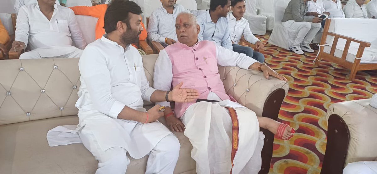 आज गोरखपुर में…
अपने अभिभावक आदरणीय डॉ. रमापतिराम त्रिपाठी जी , पूर्व सांसद,पूर्व प्रदेश अध्यक्ष भाजपा, उ.प्र. के पौत्र के यज्ञोपवीत संस्कार में उपस्थित होकर वटुक को शुभकामना दिया।
सदैव की भाँति आदरणीय त्रिपाठी जी का स्नेह , आशीर्वाद व मार्गदर्शन प्राप्त हुआ।
