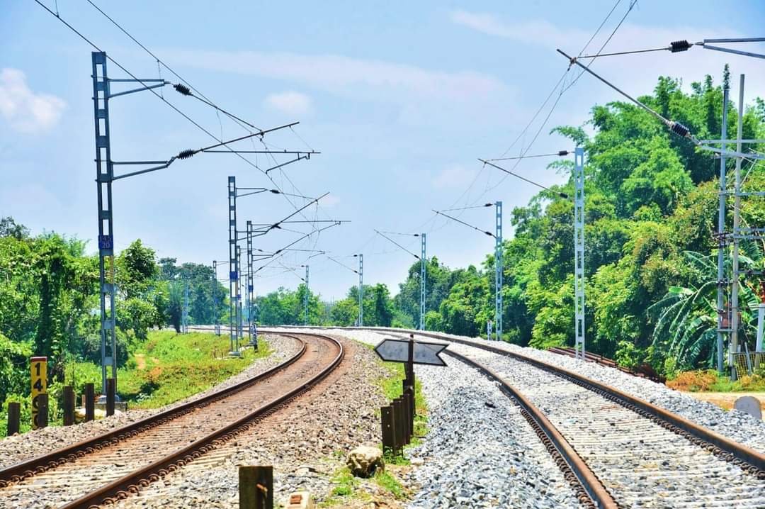 himantabiswa's tweet photo. The commissioning of the Chhaygaon-Mirza Section (15.5 Km) in the Part of New Bongaigaon-Kamakhya via Goalpara Rail Line will significantly boost connectivity in the region as more passenger and goods train will now be able to operate at faster speeds and support growth of local businesses.

Kudos to @RailMinIndia 👏