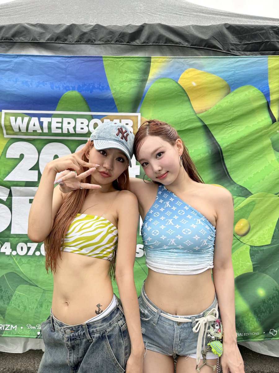 JYPETWICE's tweet photo. 워터밤에 핫걸 토끼의 등장이라..❤️‍🔥
존재만으로 청량감 MAX 찍어버림🌊💦
스페셜 게스트 쥴리와 함께한 ‘Magic’ 무대까지 완료 ✨
재밌게 즐겨주셔서 감사합니다🩵

Hot girl NAYEON makes an appearance at WATERBOMB ❤️‍🔥
Just her existence cools down the hot weather 💦🌊
Shout out to JULIE, our surprise guest for the ‘Magic’ performance ✨
Thank you for enjoying today’s stage 🩵

🦋 Listen [NA] & [ABCD] 🦋
https://t.co/ZWXLniJIBJ

#TWICE #트와이스 #NAYEON #나연 #WATERBOMB #워터밤