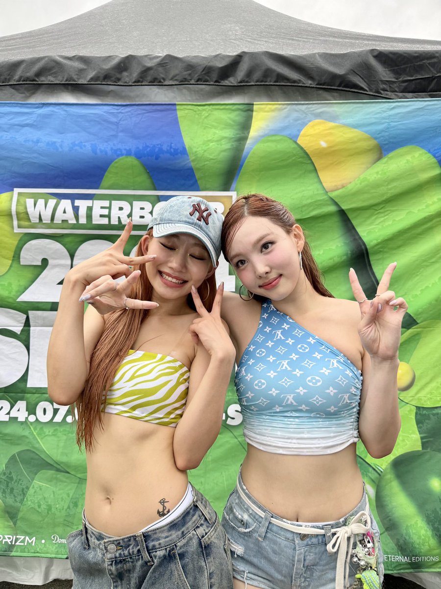 JYPETWICE's tweet photo. 워터밤에 핫걸 토끼의 등장이라..❤️‍🔥
존재만으로 청량감 MAX 찍어버림🌊💦
스페셜 게스트 쥴리와 함께한 ‘Magic’ 무대까지 완료 ✨
재밌게 즐겨주셔서 감사합니다🩵

Hot girl NAYEON makes an appearance at WATERBOMB ❤️‍🔥
Just her existence cools down the hot weather 💦🌊
Shout out to JULIE, our surprise guest for the ‘Magic’ performance ✨
Thank you for enjoying today’s stage 🩵

🦋 Listen [NA] & [ABCD] 🦋
https://t.co/ZWXLniJIBJ

#TWICE #트와이스 #NAYEON #나연 #WATERBOMB #워터밤