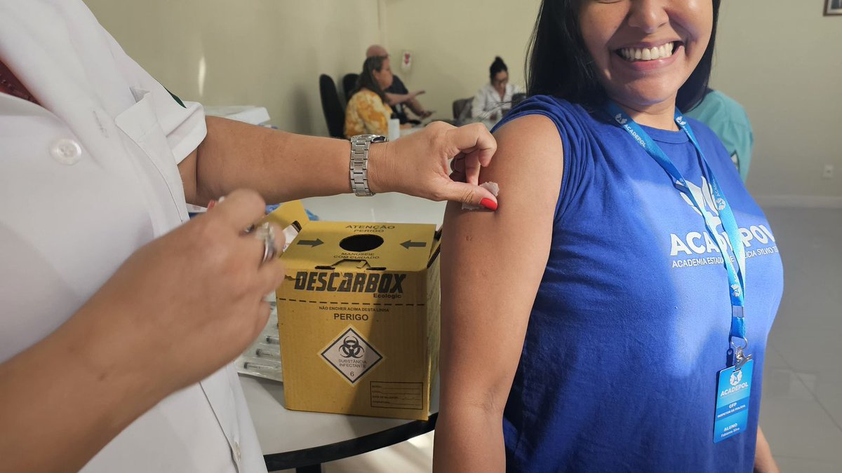 PCERJ's tweet photo. Os alunos dos cursos de formação profissional da #Acadepol participaram de uma campanha de vacinação promovida pela Polícia Civil. 

As doses das vacinas Hepatite B, Influenza e Dupla viral foram aplicadas por nossos agentes da Policlínica José da Costa Moreira.

Confira as fotos https://t.co/IA46rPUgw7