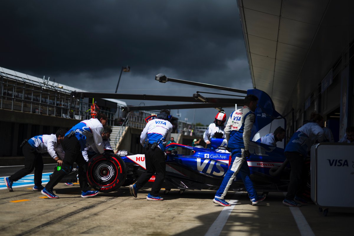 tcfF1News's tweet photo. 🚨 The VCARB team are working hard to fix Daniel Ricciardo's car after a failure this morning.
The Australian has swapped out his engine components, and it will be tight to get him onto the grid.
#TeamTCF | #BritishGP | #F1 https://t.co/vC480iXiRi