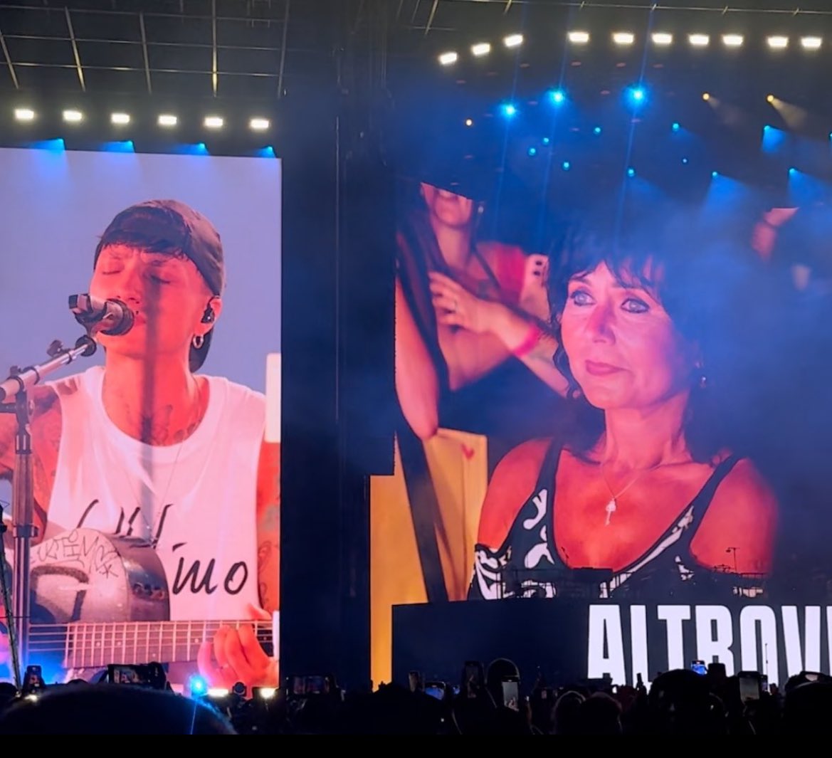 _buongiornovita's tweet photo. dicevo a mia madre “ho un concerto in un pub, mi accompagni?” lei immaginava un concerto vero, entrava nel pub e c’erano 10 persone che non mi ascoltavano nemmeno, leggevo nei suoi occhi la compassione per me, e nonostante il peso che sentivo, le ripetevo “fidati, io ci arrivo”❤️ https://t.co/76CEWu9M5A