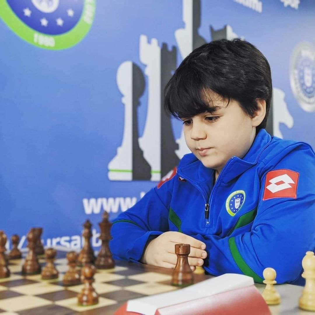 13 yaşındaki satranç oyuncumuz Yağız Kaan Erdoğmuş, turnuvada 33 yaşındaki Magnus Carlsen ile karşı karşıya geldi. Erdoğmuş, turnuvanın gelmiş geçmiş en iyi oyuncusu olan Magnus Carlsen'i mat etti.