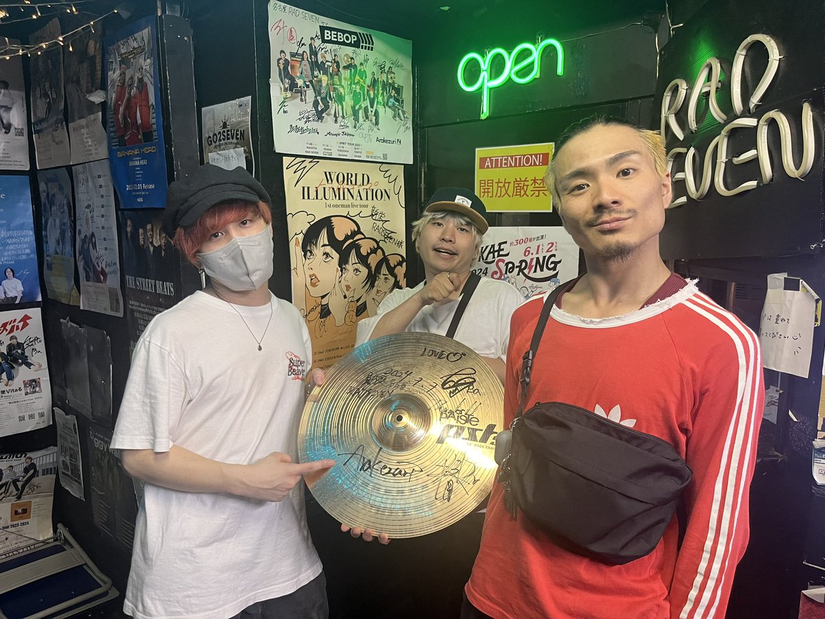 RADSEVEN7's tweet photo. 🫶お疲れ様でした🫶

本日7/7 見放題名古屋2024
Arakezuriとともに計8ステージを乗り切ったシンバルが割れたのでいつも通りサインもらいました！こちらプレゼントします！これは欲しい！

フォロー&amp;リツイートで応募完了！
期限は7/14(日)！

Arakezuriの皆さん本当にお疲れ様でした！！！！ https://t.co/BWk3upH6Cx