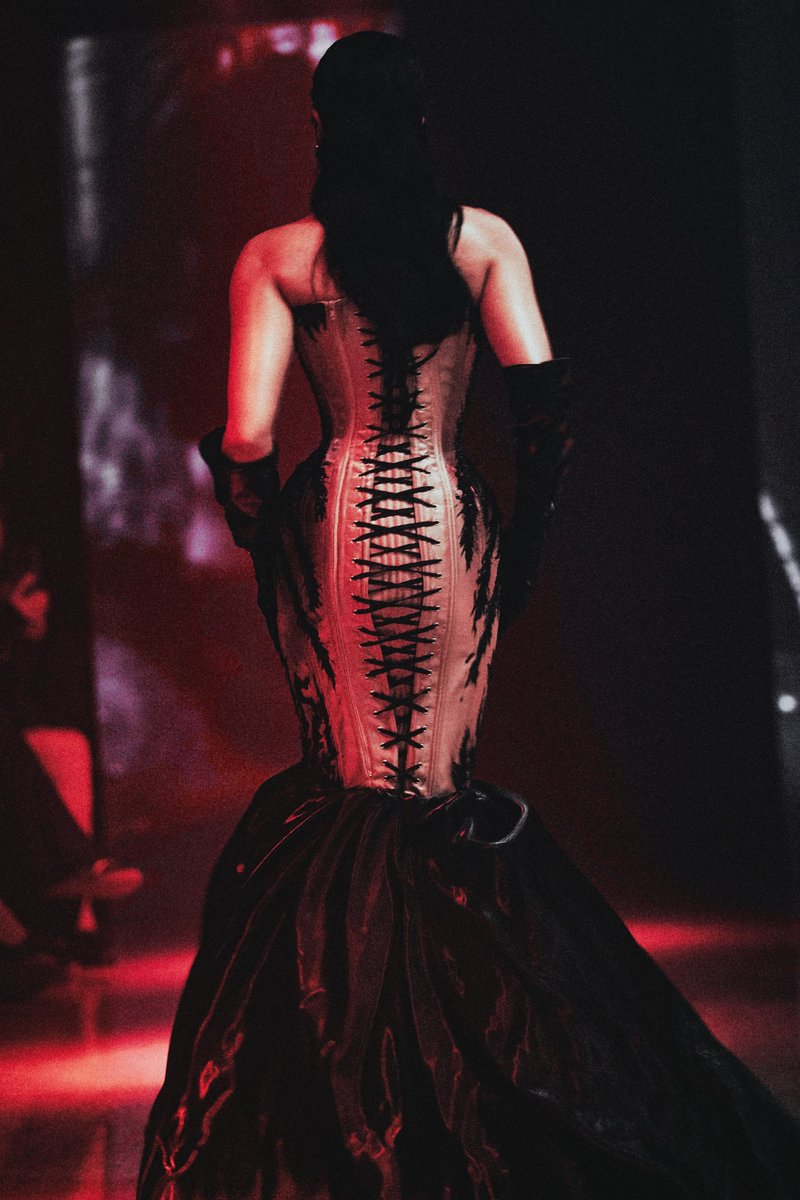 job_dacon's tweet photo. A good corset hurts so bad, its good ⏳️

Our muse @itsJaneOineza absolutely rocking our fully-corseted mermaid dress for our very first fashion show - BIOMECHANICAL

📷 @bimpoman https://t.co/qoyV7CisGq
