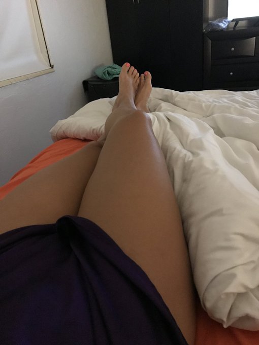 I need to get my toes licked 🥰any sub wants to help with that 😈😋 https://t.co/DTA0lG1G8b