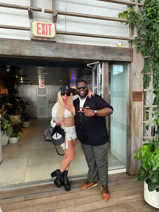 Love my new hat thank you Nestle ❤️ one hotel southbeach #southbeach #onehotel @onehotelsouthbeach https://t<a href="/tag/southbeach"class="tags"><span>#southbeach</span></a><a href="/tag/onehotel"class="tags"><span>#onehotel</span></a>