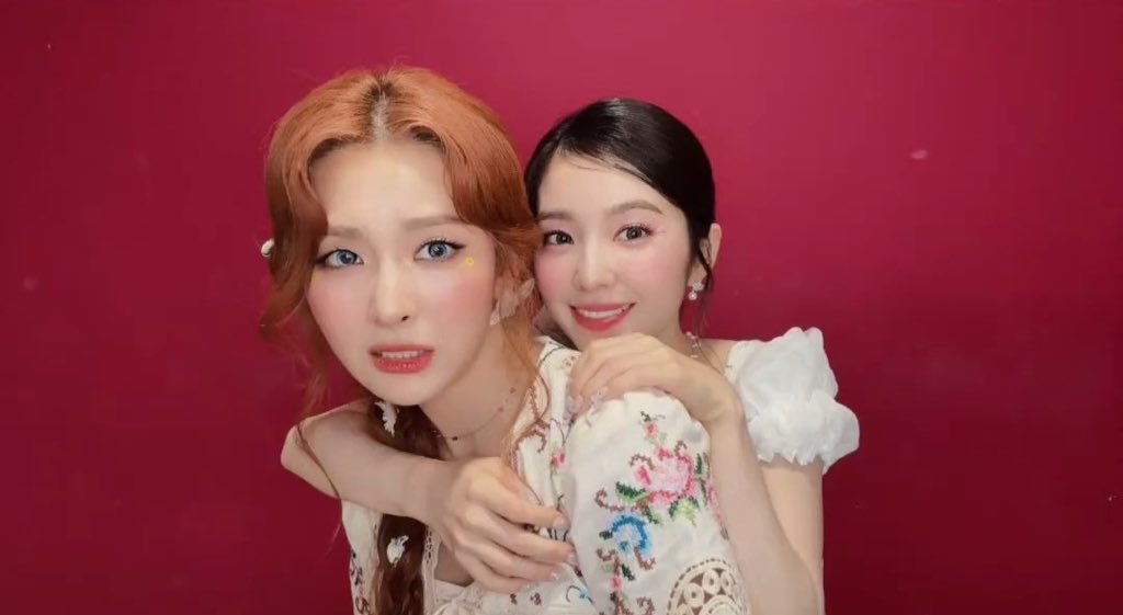 근데 진지하게 물어볼게
왜 조금이라도 숨길 시도조차 하지 않은 거야??
우리..그룹 10주년이지 당신들 결혼 10주년 아니잖아요
그룹 너네만 써??
왜 또 7월 7일인데? 
3시간짜리 기자회견으로 해명해