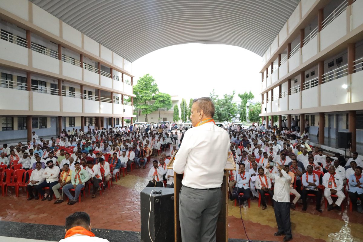 girishdmahajan's tweet photo. भारतीय जनता पार्टी जामनेर विधानसभा मतदारसंघाची विस्तृत बैठक आज पार पडली. या बैठकीस उपस्थित राहून उपस्थितांना मार्गदर्शन केले.

आगामी निवडणुकीत महायुतीच्या भव्य विजयासाठी आपण सर्वांनी आतापासून कामाला लागावे असे आवाहन उपस्थितांना केले. 

यावेळी जामनेर विधानसभा मतदारसंघातील सर्व पदाधिकारी व कार्यकर्ते मोठ्या संख्येने उपस्थित होते.

#BJP #भाजपा #Maharashtra #Jamner
