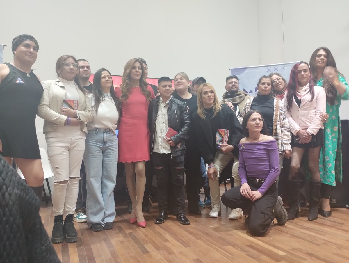 Antología
FUERA DEL CLOSET EN TIERRA CAUDILLA.
#FeriaDelLibroLaRioja
Excelente la organización y cada relato compartido de todas las vivencias que atravezaron cada compañerx movilizaron las fibras del dolor y empatía .
Secretaria de la Mujer y Diversidad.