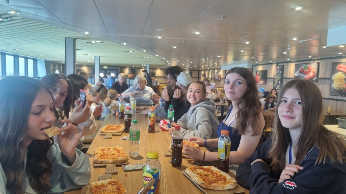 HistoryBarnwell's tweet photo. Well-fed students... nearing the port now @barnwellschool @BGeoging https://t.co/NS1CFBB1JQ