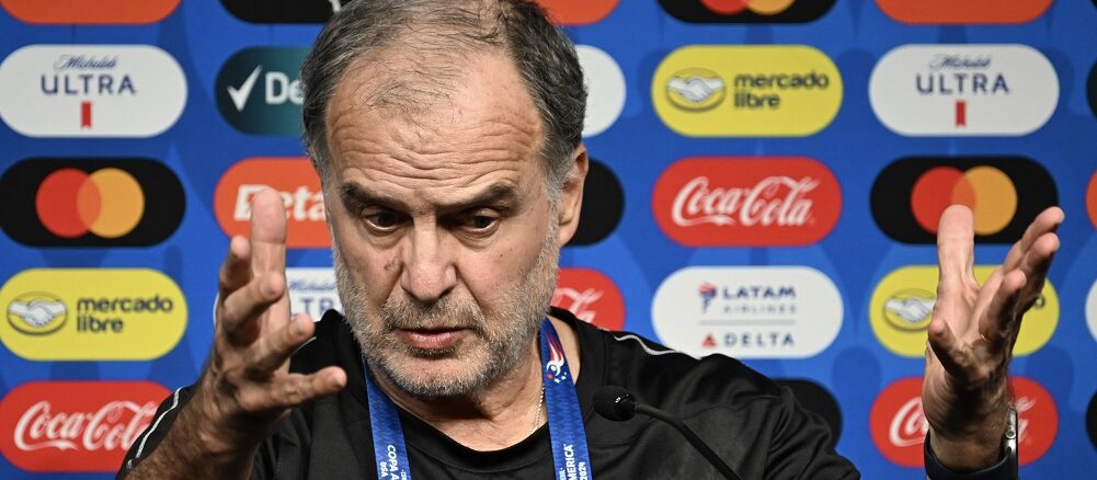 🎙️ BIELSA, ¿EL “COMUNISTA” QUE NO DEBERÍA HABLAR?

⚽ Ya saben: no suelo opinar –aquí, en Twitter– sobre fútbol. Y trato de evitar –al menos en los últimos tiempos– meterme en polémicas sin sentido, en discusiones estériles.

Pero hay veces que siento un fueguito interior, algo