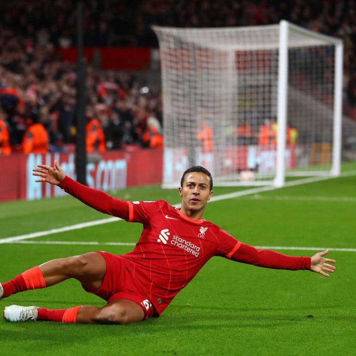 TransferSector's tweet image. 𝘽𝙍𝙀𝘼𝙆𝙄𝙉𝙂: Thiago Alcantara has decided to retire from professional football.

[@FabrizioRomano]