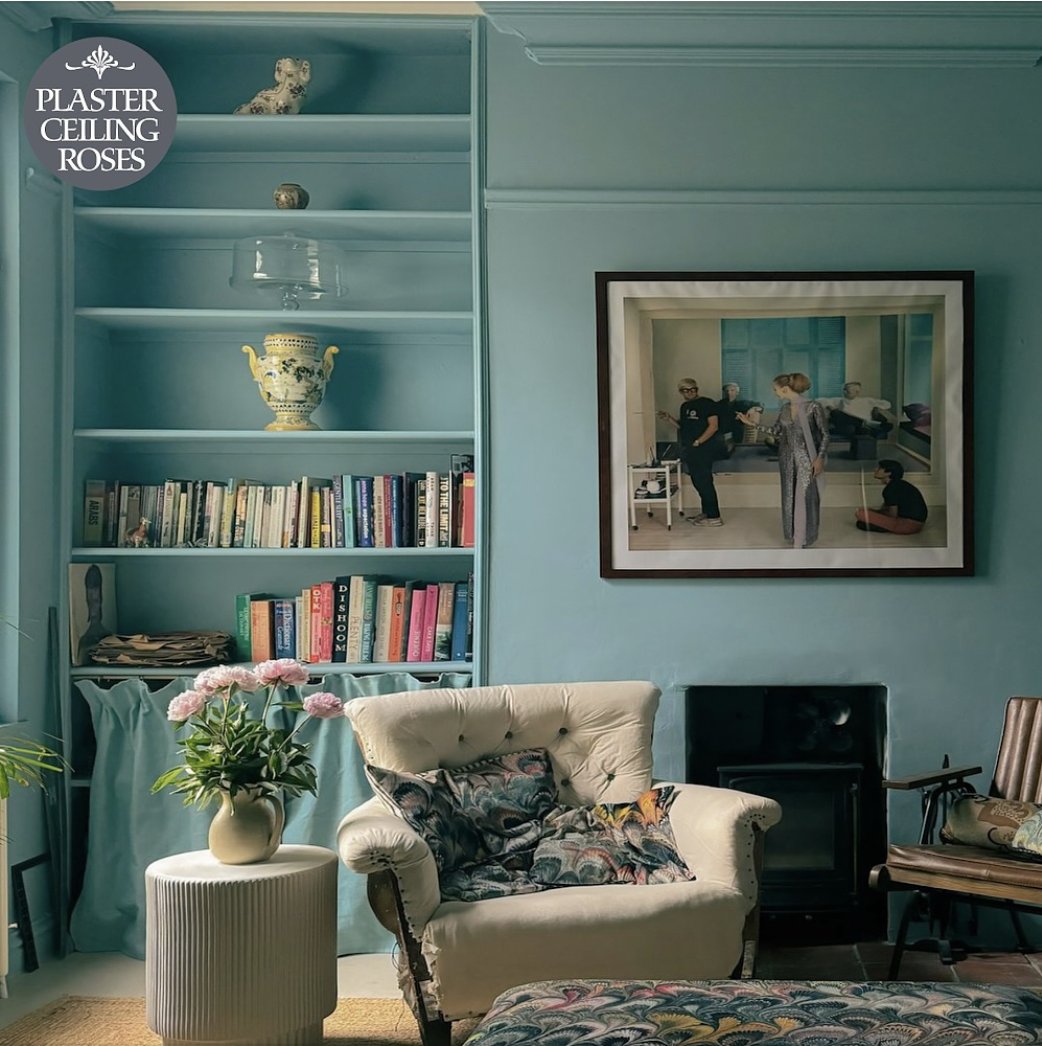 Experience a stunning living room makeover featuring skirting boards, coving, and panel molding. @hope_and_the_house has skillfully created a serene and stylish space, accentuated by tastefully painted coving.
Photo Credits: @hope_and_the_house
Product code: LPC036