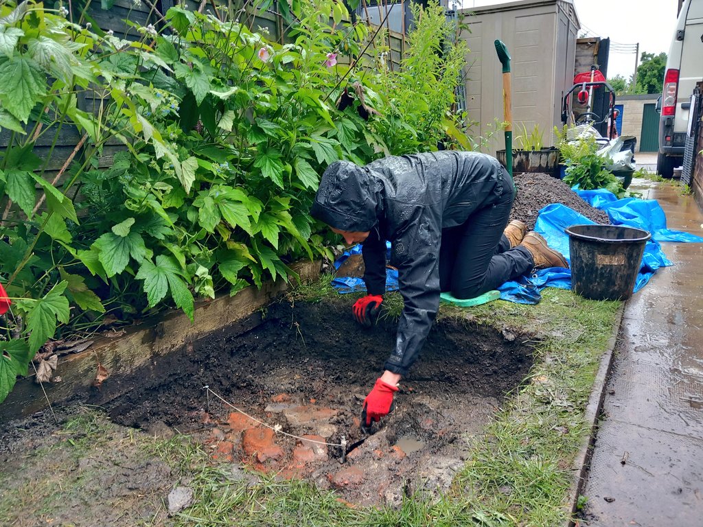 CotswoldArch's tweet image. The #TestPit at Parliament Row, as part of the #BigDig at #Malmesbury, has uncovered a path! We believe this may be the old footpath from when the cottages were first built in 1837. Since then, with many keen gardeners, the ground level has risen, burying the path under about