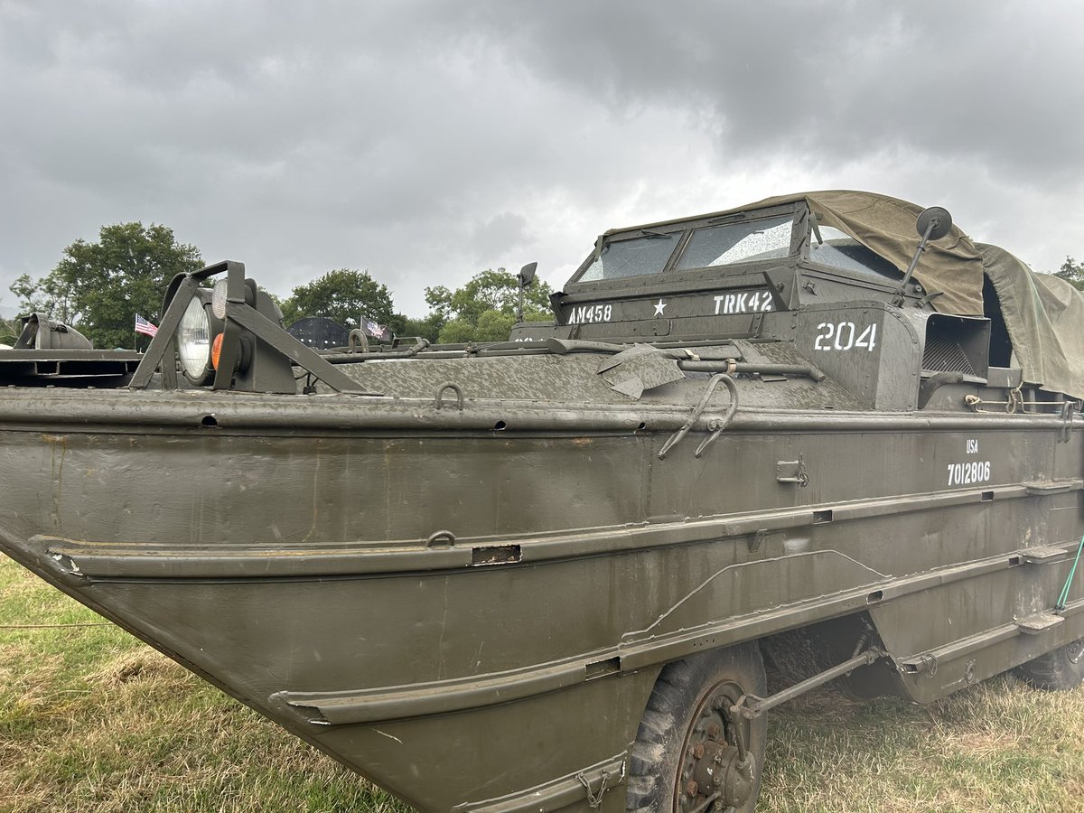 cjayres11's tweet photo. Nice sunny day at capal military show 😂😂😂
Got to love wet and windy England
Olive drab a plenty and plenty of odd things to purchase
#Chefontour #Oddlot #Tanks #Olivedrab https://t.co/BlG7Sw1XNL