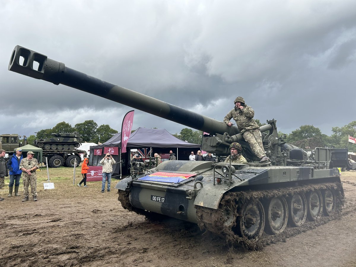 cjayres11's tweet photo. Nice sunny day at capal military show 😂😂😂
Got to love wet and windy England
Olive drab a plenty and plenty of odd things to purchase
#Chefontour #Oddlot #Tanks #Olivedrab https://t.co/BlG7Sw1XNL