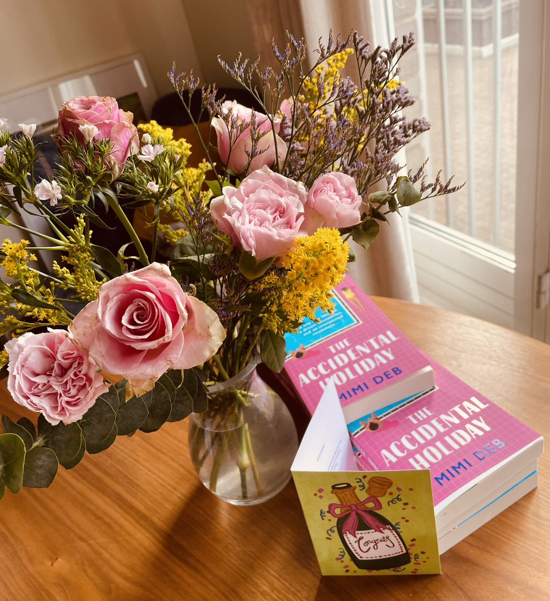 Thank you <a href="/AvonBooksUK/">Avon Books UK</a> for the beautiful publication day flowers!

The Accidental Holiday is out now! 💕🏝️

Get your copy: rb.gy/shlw95